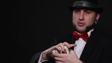 iskambil ile hile kumar, casino, poker kavram - adam gösterilen sihirli, kart hileler