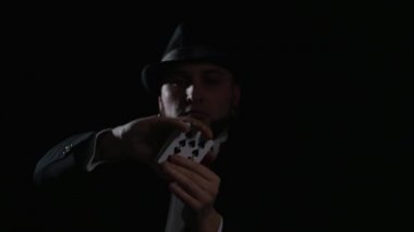 iskambil ile hile kumar, casino, poker kavram - adam gösterilen sihirli, kart hileler