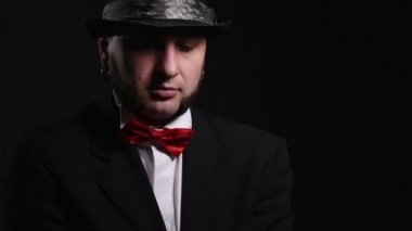 Genç illüzyonist hileler parallon topu ile gerçekleştirme