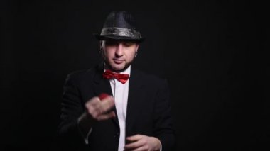 Genç illüzyonist hileler parallon topu ile gerçekleştirme
