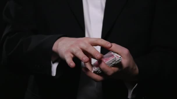 Magia, trucchi di carte, gioco d'azzardo, casinò, concetto di poker - uomo che mostra trucco con le carte da gioco — Video Stock