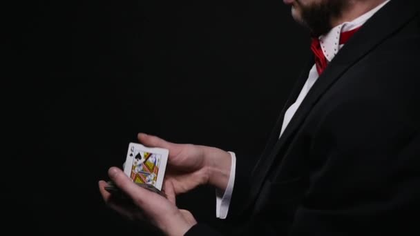 Магия, карточные фокусы, азартные игры, казино, покер концепция - человек показывает трюк с игральными картами — стоковое видео