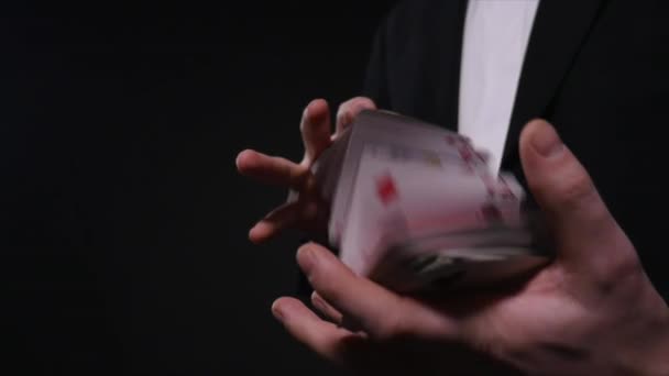 Magische, kaarttrucs, gokken, casino, poker concept - man toont truc met speelkaarten — Stockvideo