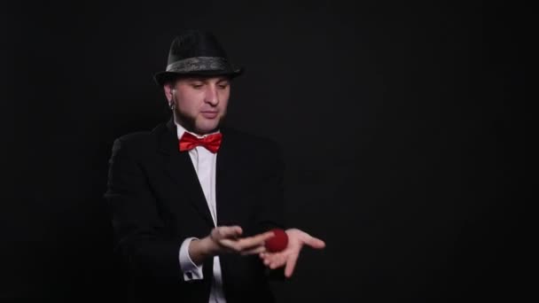 Young illusionist performing tricks with parallon ball — Stock Video