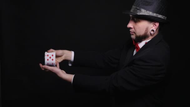 Magia, trucos de cartas, juegos de azar, casino, concepto de poker - hombre mostrando truco con las cartas de juego — Vídeo de stock