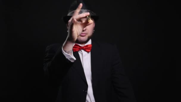Nahaufnahme illusionistischer Hände, die einen Trick mit Bitcoin ausführen — Stockvideo
