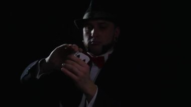 iskambil ile hile kumar, casino, poker kavram - adam gösterilen sihirli, kart hileler