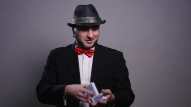 büyü, kart numaraları, kumar, casino, poker kavram - iskambil ile adam gösteren hüner. Sihirbaz farklı bir duygu gösterir