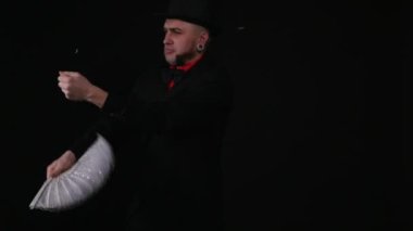 Sihirbaz ile kağıt ve fan bir hile yok