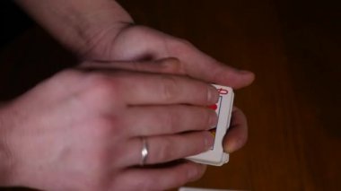 Bir büyücüler eller gerçekleştirme kart numaraları, kartları siyah arka plan dışarı yapma Fan Close-Up
