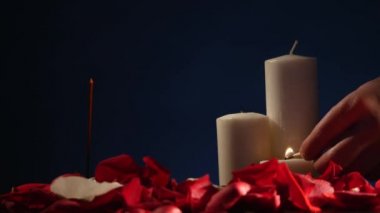 Aromaterapi sofra parfümlü mumlar ve aroma sopa ile. el ışık mumlar ve aroma sopa