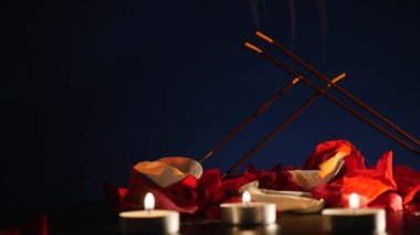 Tütsü sopa ve mumlar yanan ve koyu arka plan üzerinde duman, tütsü ve mum ışığı duman