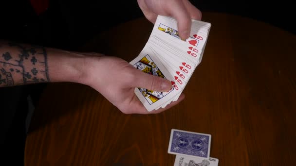 Close-up de um Mágicos Mãos Executando Truques de Cartão, Fazendo Fan Out Cartas em fundo preto — Vídeo de Stock