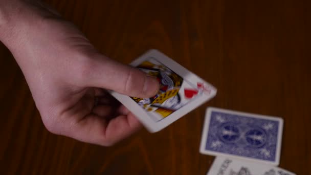 Bir büyücüler eller gerçekleştirme kart numaraları, kartları siyah arka plan dışarı yapma Fan Close-Up