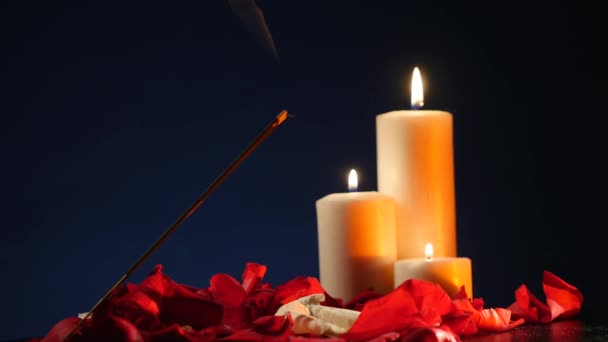 香枝和蜡烛在黑暗的背景下燃烧和烟雾, 烟熏香和烛光 — 图库视频影像