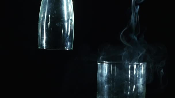 Rök i glas på svart bakgrund — Stockvideo