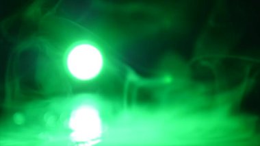 Siyah arkaplanda yeşil duman