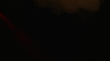 izole siyah zemin üzerine kırmızı duman alev