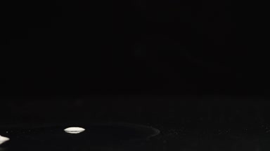 billowing siyah bir arka plan üzerinde duman