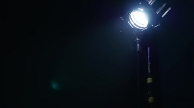 Duman ile soyut mavi spot ışık