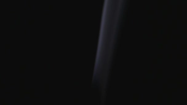 Κοντινό πλάνο καύση θυμίαμα μπαστούνια με καπνό πάνω από το μαύρο φόντο — Αρχείο Βίντεο