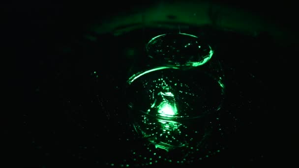 Fantastische magische groene zeep bubbels truc op de zwarte lijst op zwarte achtergrond — Stockvideo
