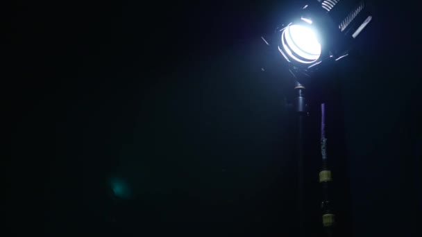 Luz de punto azul abstracta con humo — Vídeos de Stock