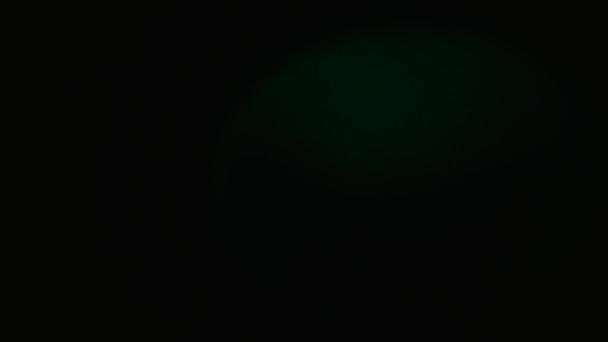 Fumée verte sur fond noir