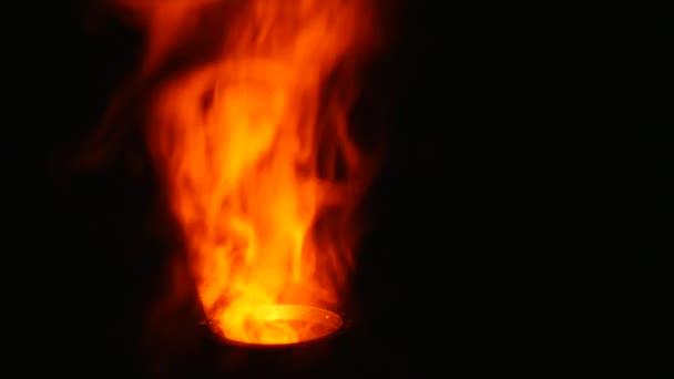 Rote Rauchflamme auf isoliertem schwarzen Hintergrund — Stockvideo