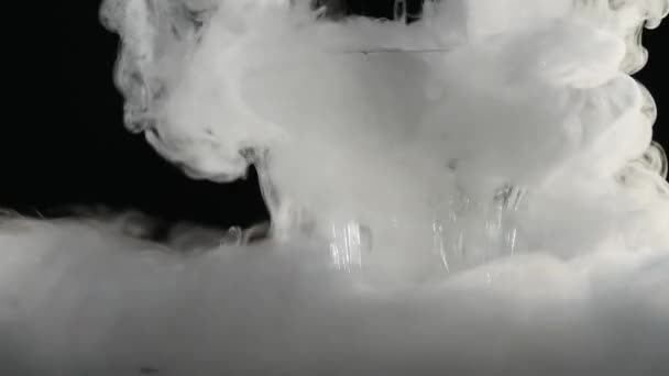 Hielo seco hirviendo en un agua con vapor denso — Vídeos de Stock
