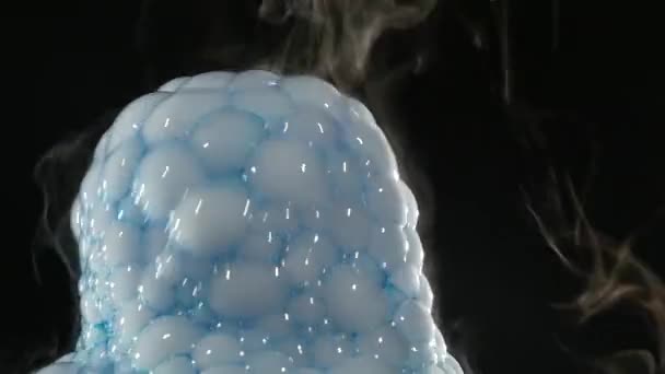 Espuma con vapor de hielo seco — Vídeo de stock