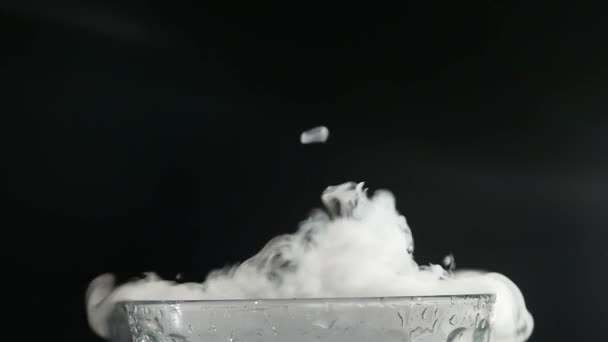 Напій в склянці з ефектом сухого льоду — стокове відео