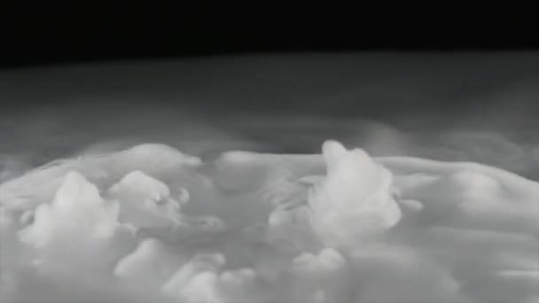 Wolken Rauch abstrakt auf schwarzem Hintergrund — Stockvideo