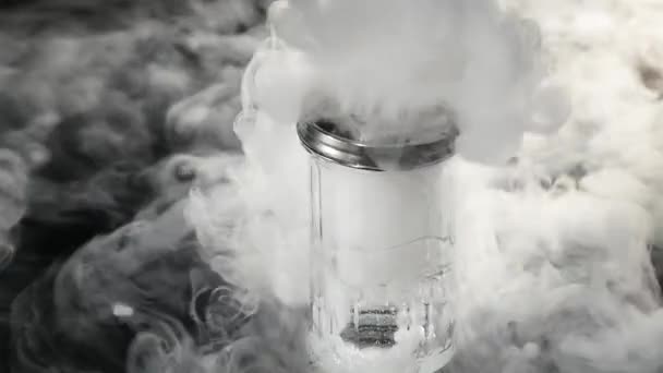 Abstracto humo blanco en vidrio el efecto del hielo seco sobre el fondo oscuro — Vídeos de Stock