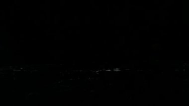 Masanın üzerine kuru buz parçalarını buharlaşır