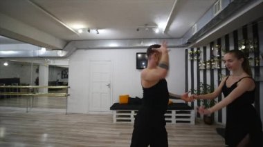 Eğitim odasında dans çift