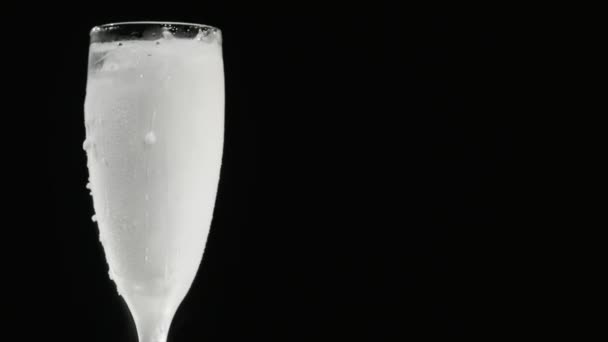 Drink in glass with the effect of dry ice — Stock Video