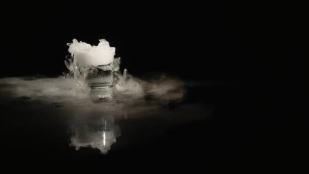 Boisson en verre avec l'effet de la glace sèche — Video