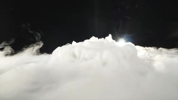 Close-up van ijs rook in kom tegen zwarte achtergrond — Stockvideo
