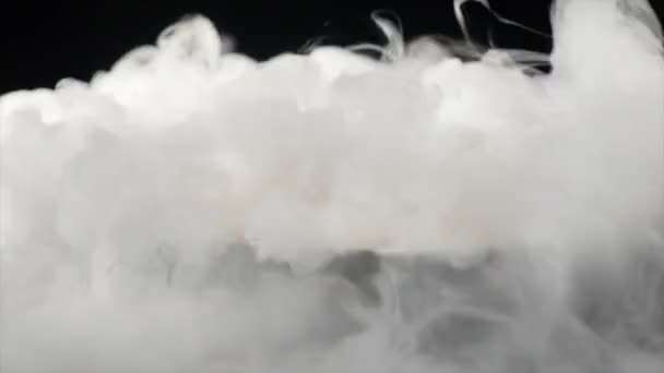 Primer plano de humo de hielo en un tazón sobre fondo negro — Vídeo de stock