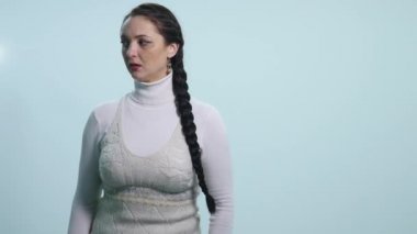 Çekinerek ve korkmuş kız portre, beyaz arka plan üzerinde Confused