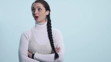 Beyaz bir arka plan üzerinde şüpheci, kibirli, şüpheli görünüyor