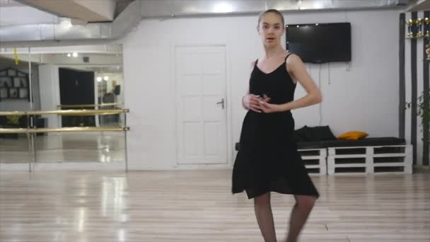Danser vrouw excersizing in dans studio kamer. — Stockvideo