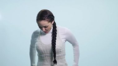 Güzel kadın gösteren farklı duygular