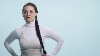 Çok öfkeli ve sinirli bir kadın. Beyaz izole