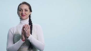 genç kadın beyaz arka plan üzerinde alkış