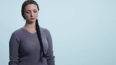 Beyaz arka plan üzerinde üzgün kadın cry