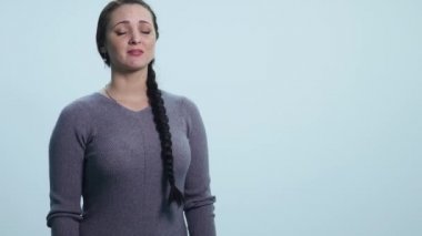 Beyaz arka plan üzerinde üzgün kadın cry