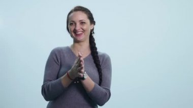 genç bir kadın positiv duygu ve görüşmeler gösterir