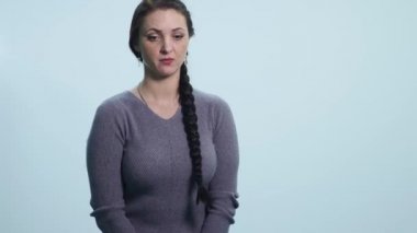 Beyaz arka plan üzerinde üzgün kadın cry